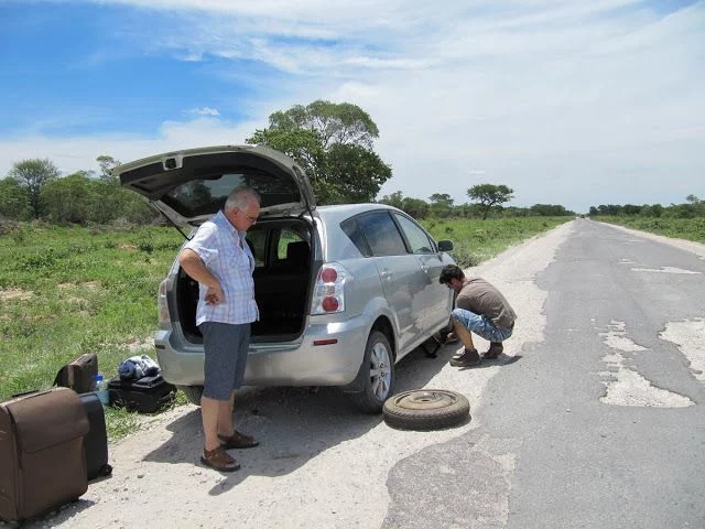 pinchazo entre Nata y Kasane carretera kalahari, carretera nata maun, carretera botsuana, botswana road