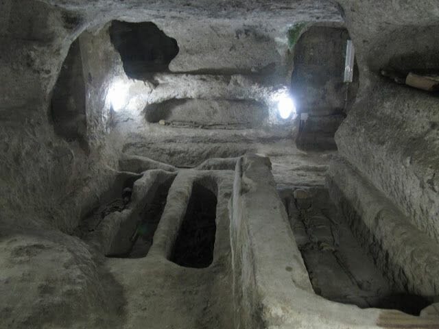 la iglesia o basílica de Sant Antíoco cripta y catacumbas