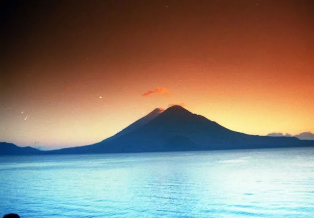 volcán atitlán en el viaje a la ruta maya