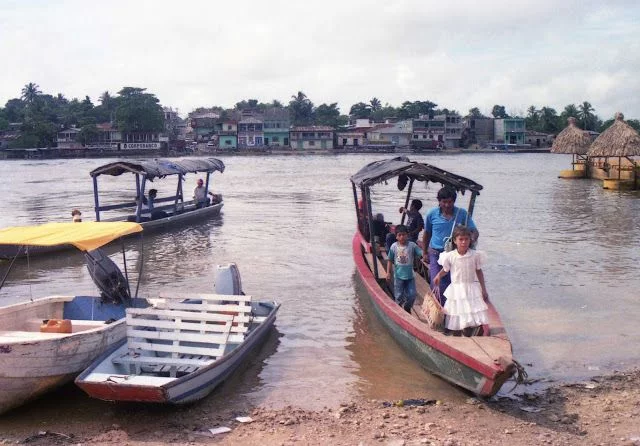 barca para ir a Ruinas de Ceibal
