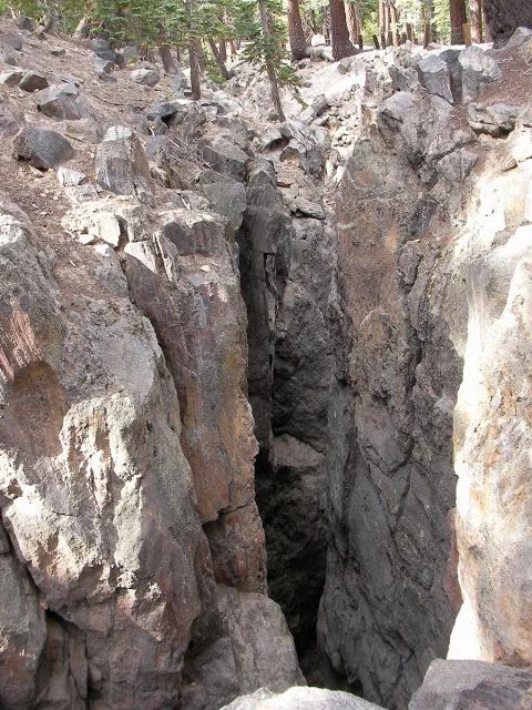 Grieta terremoto (Mammoth lakes california)