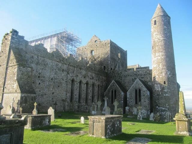  jardín cementerio rock of cashel