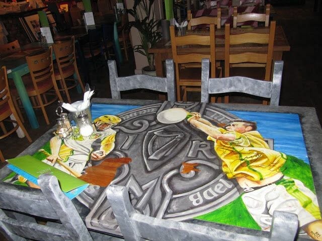 centro cívico Culturlann Mac Adam ó Fiaich. mesas