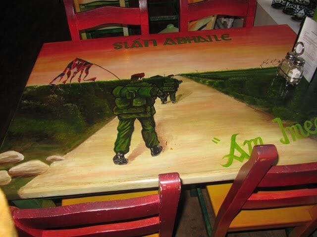 mesas centro cívico Culturlann Mac Adam ó Fiaich.