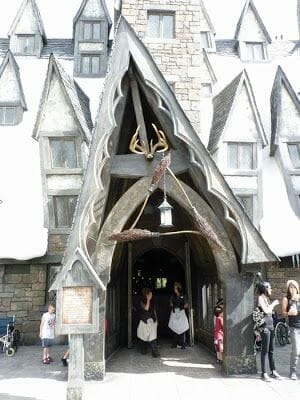 The Three Broomsticks y Hog's Head