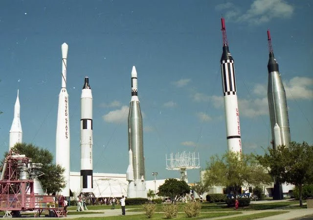 rocket garden Kennedy space center, parques de Orlando, NASA