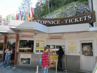 entrada cuevas de postojna
