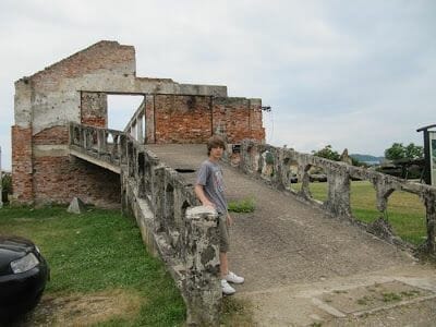 casa en ruinas en museo de la guerra