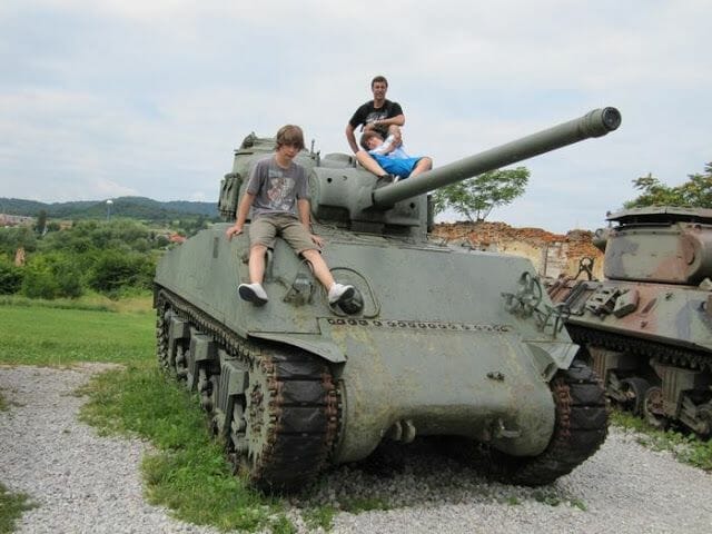 tanque M4A3 Sherman, cañon 76mm, tanque de 4-5 soldados, tanque velocidad 42 km/h, tanque EEUU