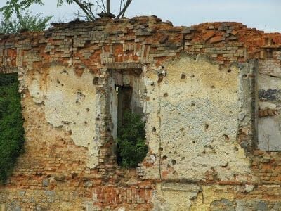 casa bombardeada, casa tiroteada, ruinas guerra yugoslavia