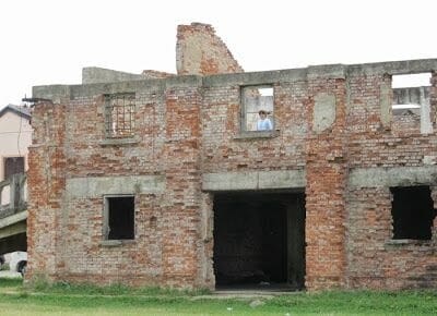 casa bombardeada, casa tiroteada, ruinas guerra yugoslavia