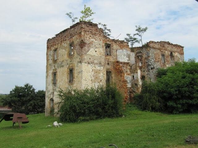 casa bombardeada, casa tiroteada, ruinas guerra yugoslavia