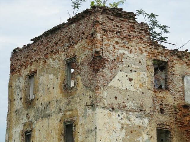 casa bombardeada, casa tiroteada, ruinas guerra yugoslavia