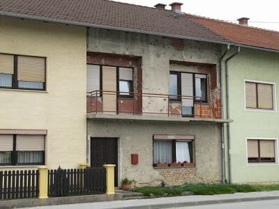 casas habitadas con metralla y restos de la guerra