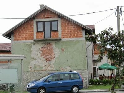 casas habitadas con metralla y restos de la guerra