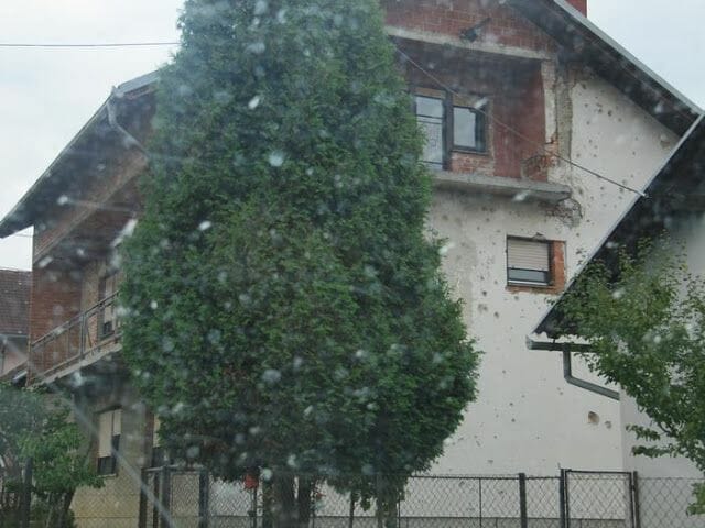 casas habitadas con metralla y restos de la guerra