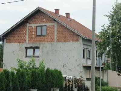 casas habitadas con metralla y restos de la guerra