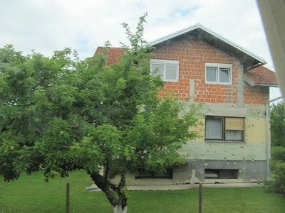 casas habitadas con metralla y restos de la guerra