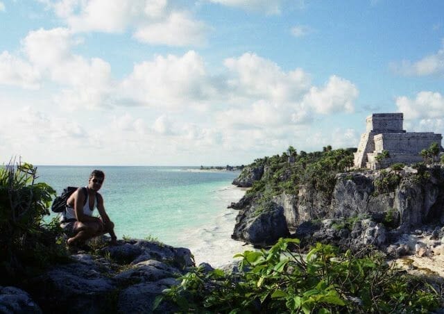 ruinas de tulum, playa tulum, mochileros en tulum