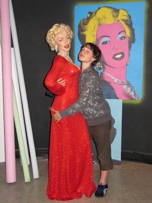 metiendo mano a Marilyn Madamme Tussaud