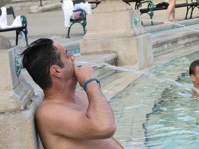 llenando los baños de  Széchenyi en Budapest, sin palabras