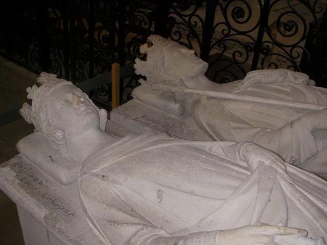 reyes de francia enterrados en catedral de Saint Denis