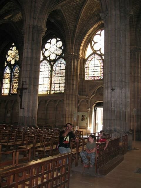 preguntábamos a los transeúntes por su localización todos pensaban que queríamos ir al estadio de fútbol y cuando les decíamos que no, que buscábamos la catedral, muchos no sabían dónde se ubicaba.