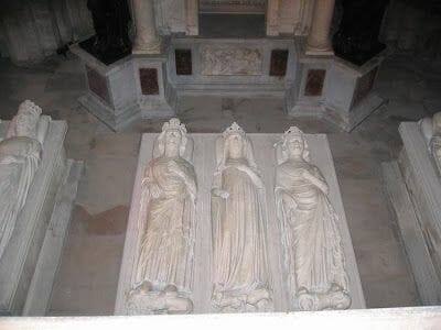 reyes de francia enterrados en catedral de Saint Denis
