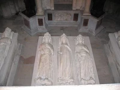 reyes de francia enterrados en catedral de Saint Denis