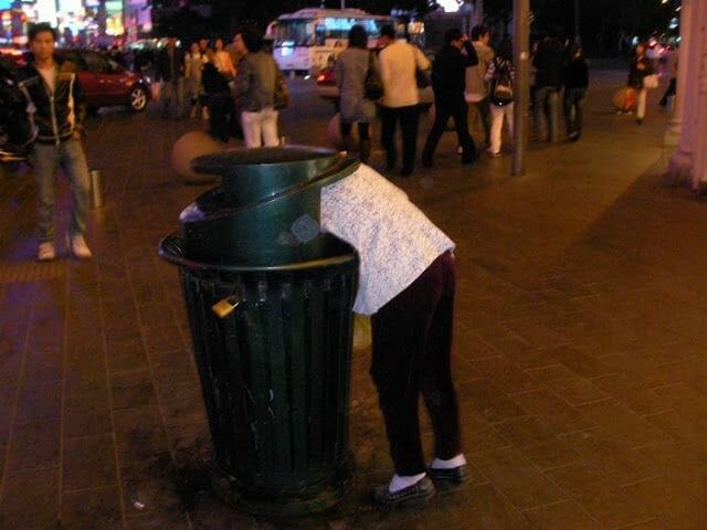 mujer busca en papelera