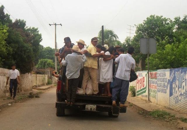 camioneta repleta de gente