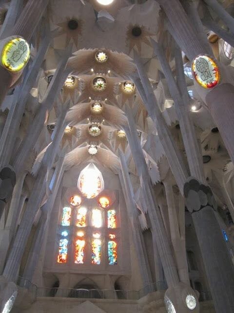 arcos, columnas y bóveda de la nave central