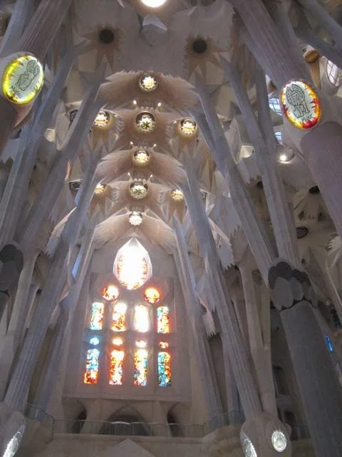 arcos, columnas y bóveda de la nave central