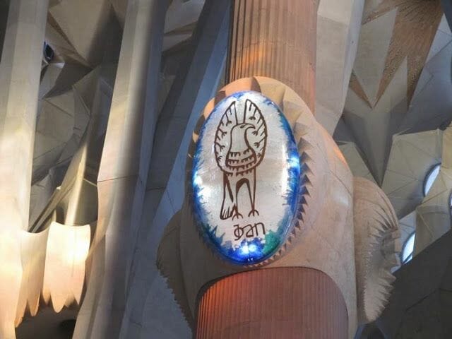 medallón en la columna del evangelista Juan