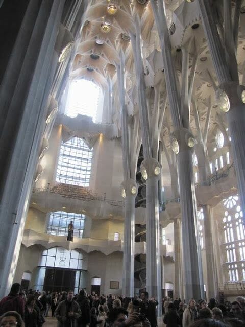 luz en el interior sagrada familia