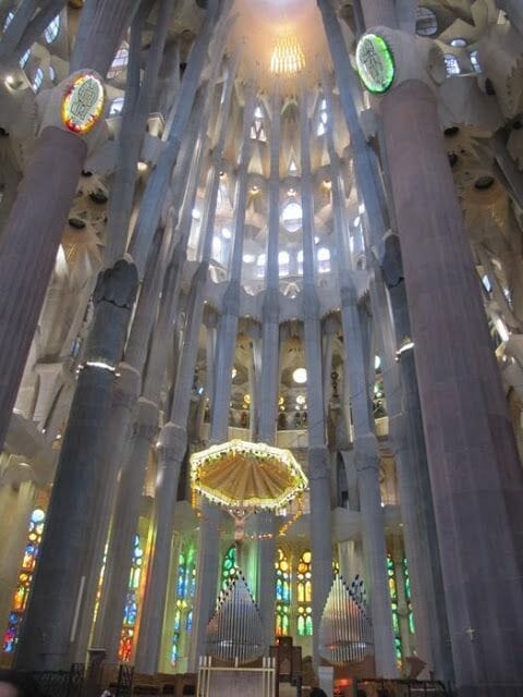 abside con vidrieras de colores