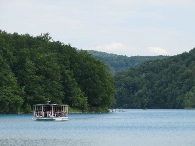 barco que cruza el lago Kozjak