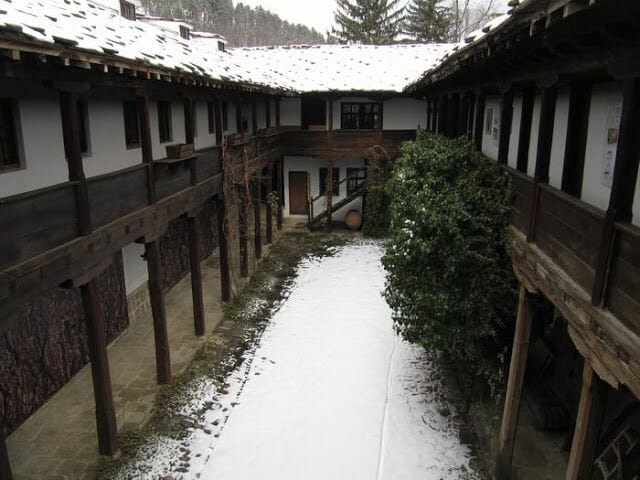 Shkoloto o antigua escuela, Triavna