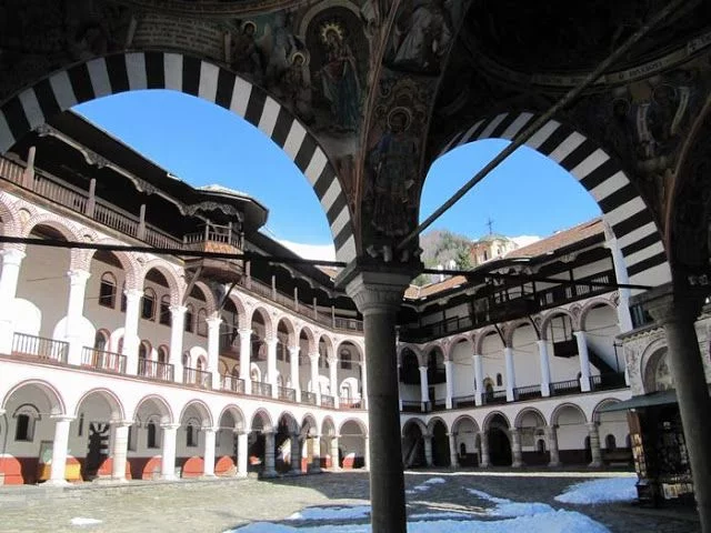 iglesia natividad 3 monasterio de Rila monasterio Rila patio