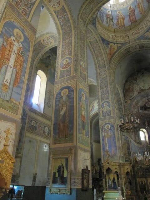 interior iglesia Shipka