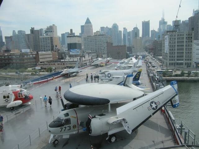 Aviones en el intrepid sea air