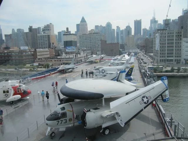 Aviones en el intrepid sea air