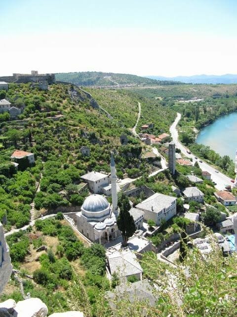 pueblo Pocitelj de Bosnia, mezquita bosnia