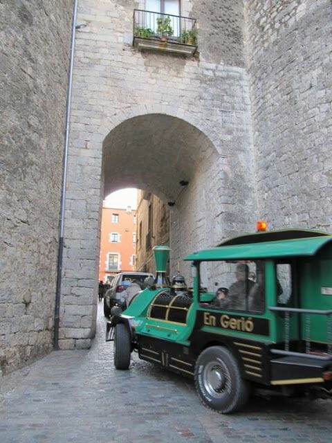 puerta de la antigua via augusta