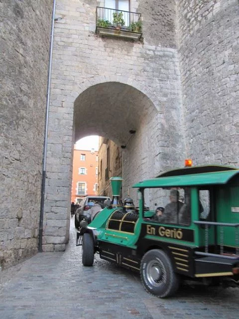 puerta de la antigua via augusta