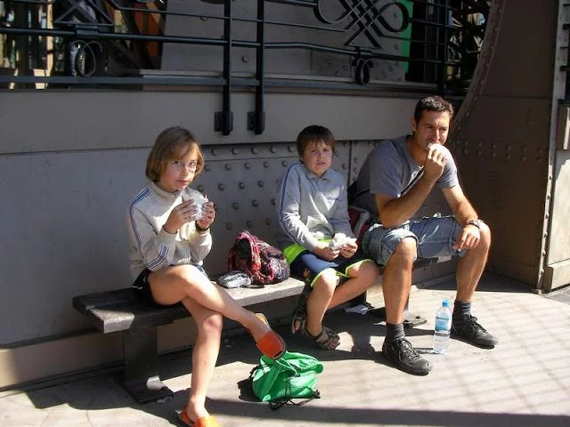 paradita para comer en la Torre Eiffel