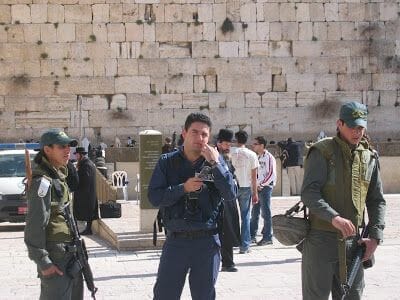 soldados israelies en el muro