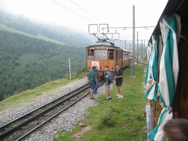 Vista desde el tren de Larrun con los Pirineos de fondo