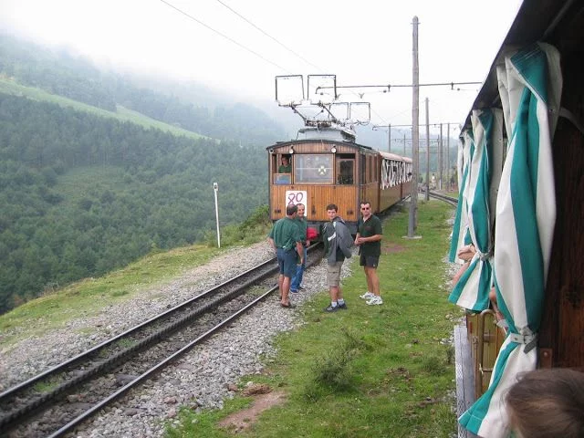 Vista desde el tren de Larrun con los Pirineos de fondo