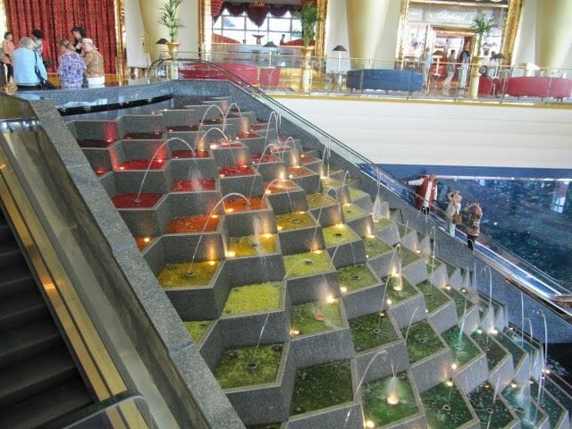 Burj Al Arab, fuentes interior